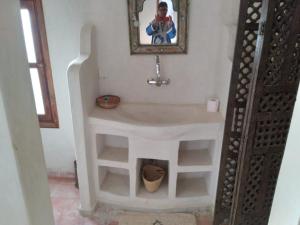 姆哈米德Luxury Camp desert Maroc Tours的浴室配有一个水槽和壁炉
