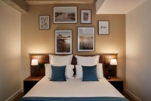 莱斯坎Coloft的卧室配有一张四幅画的墙壁床。