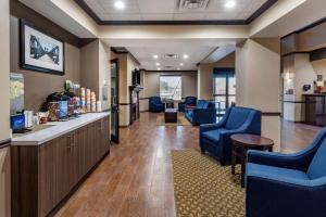 韦科Comfort Suites Waco Near University Area的大堂设有蓝色椅子和等候室