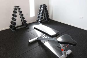 基督城Wyndham Garden Christchurch Kilmore Street的健身房设有长凳和其他健身器材