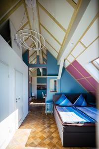 卡尔斯鲁厄Rooftop Penthouse Karlsruhe的一间卧室设有一张床和蓝色的墙壁