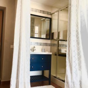 BlieuxGaïa, maison d'hôtes Verdon, vue féerique的浴室配有蓝色水槽和淋浴。