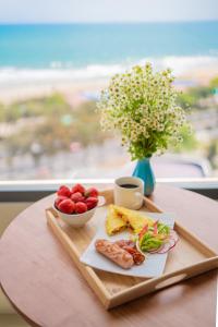 头顿Annata Beach Hotel的桌上装有一盘食物的托盘