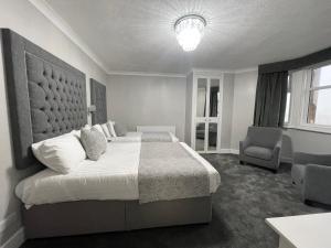 布莱克浦公园别墅酒店的一间卧室配有一张大床和一把椅子