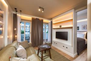 宾茨LOEV - VELA Hotels的带沙发、床和电视的客厅