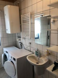 ObdachSt Wolfgang-Kienberg - Ruhe und Entspannung mit bester Aussicht的一间带水槽和洗衣机的浴室