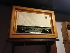黑诺拉Cronin's Guesthouse B&B的一张桌子上的一个旧收音机