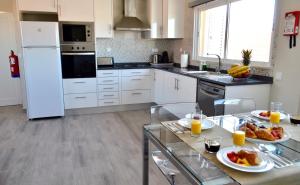 曼塔罗塔Villa ELTAEL - Rita Apartment - Warm pool until 5 Nov 2024的厨房,餐桌上放有两盘食物
