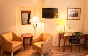 Obdach戈洛各霍乡村旅馆的酒店客房配有桌子、两把椅子和一张书桌