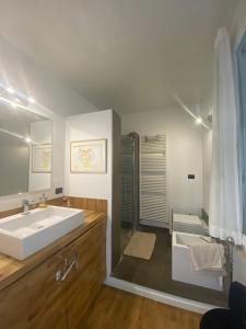 克雷马CASA SANDRA的浴室配有大型白色水槽和淋浴。