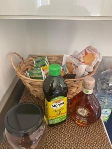 克雷马CASA SANDRA的架子上放着一篮子的食物和一瓶蜂蜜