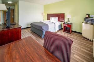 Rodeway Inn Central Colorado Springs客房内的一张或多张床位