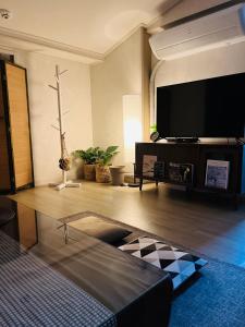 济州市Jeju Time的客厅的墙上配有平面电视。