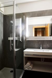 巴特布卢毛温泉绿洲加尼酒店的一间带水槽和淋浴的浴室