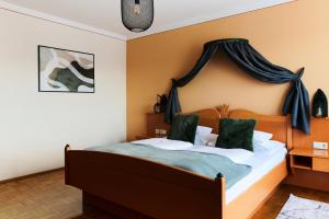 巴特布卢毛温泉绿洲加尼酒店的一间卧室配有一张蓝色天蓬床