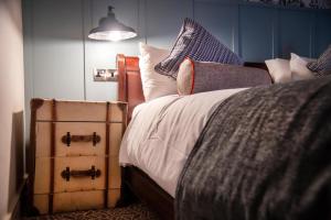 索利赫尔Greswolde Arms by Chef & Brewer Collection的一间卧室配有带枕头的床铺和床头柜