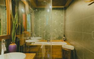 Xuân SơnThe Wooden Gate的带浴缸和盥洗盆的浴室