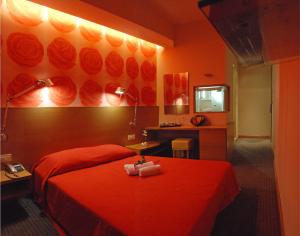 阿尔戈斯帕拉迪翁精品酒店的酒店客房配有红色的床和书桌