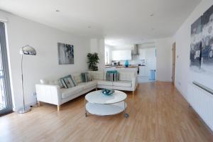 爱丁堡爱丁堡海滨公寓的客厅配有白色的沙发和桌子