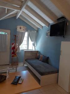 拉安戈斯图拉镇Magda的卧室配有一张床,墙上配有电视。
