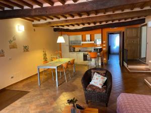 蒙特普齐亚诺Dimora Del Corso Di Montepulciano的厨房以及带桌椅的起居室。