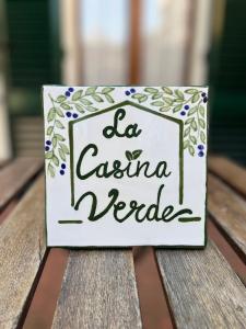 锡耶纳La Casina Verde的一张桌子上读出“easina verdes”的标语