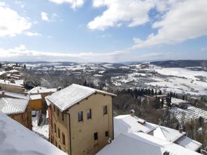 蒙特普齐亚诺Dimora Del Corso Di Montepulciano的雪景小镇