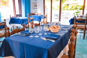 伊斯基亚欧洲大酒店 的一张带蓝桌布和酒杯的桌子