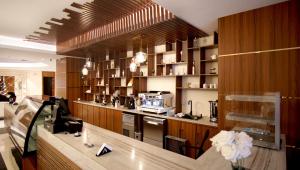 利雅德Hayat Al Riyadh Washam Hotel的厨房配有木制橱柜和台面