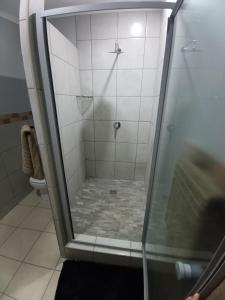 NorthamBig D Accommodation & guesthouse的浴室里设有玻璃门淋浴