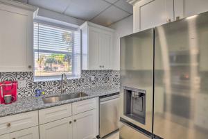 代托纳海滩Serene Daytona Beach House with Private Yard!的厨房配有白色橱柜和不锈钢冰箱