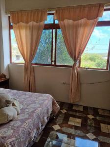 巴克里索莫雷诺港La Casa de Amelia的一间卧室设有一张床和一个大窗户