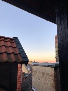 布兰肯堡Altstadtjuwel的从建筑屋顶可欣赏到日落美景