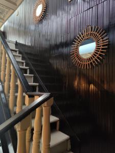阿比让La Maison de Kouadio的螺旋楼梯,墙上有镜子