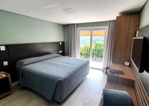 格拉玛多Sky Palace Hotel的一间卧室设有一张床和一个大窗户