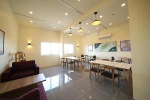 锡朗A2J Executive Studio Suite Near Enchanted Kingdom的一间用餐室,内设桌椅