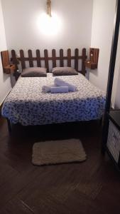 比利亚伦加德尔罗萨里奥Apartamento Rural Bella Vista的一间卧室配有一张带蓝色棉被的床
