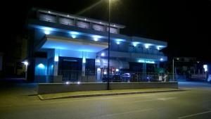 加达湖畔帕登赫拉布索拉酒店的一座晚上亮着蓝色灯的建筑