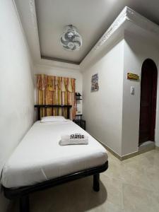 库库塔Hotel Manoa的卧室配有一张床