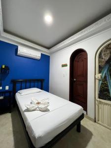 库库塔Hotel Manoa的一间卧室,配有一张带鲜花的床