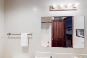 西优胜美地Forest Glen的浴室镜子和木门