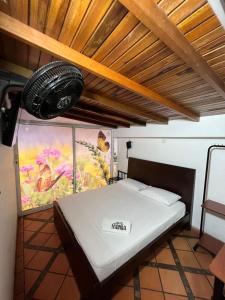 库库塔Hotel Manoa的天花板上挂着轮胎的房间的一张床位