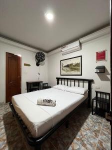 库库塔Hotel Manoa的一间卧室,卧室内配有一张大床