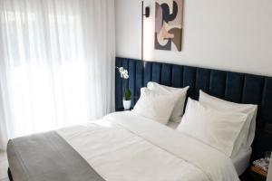 韦里亚Veria Suite的卧室配有白色大床和白色枕头