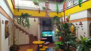 库库塔Hotel Manoa的一间设有桌子、凳子和鱼缸的房间