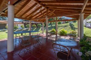 贝尔格拉诺将军镇Cabañas Loma Azul的一个带桌椅的木制凉棚天井