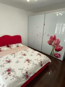 DrăgăşaniApartament cozy的一间卧室,床上有花纹