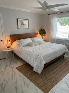 劳德代尔堡威尼斯酒店的一间卧室配有一张大床和木制床头板