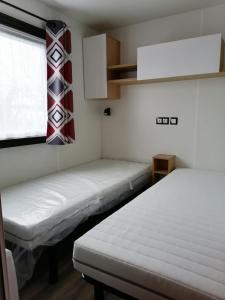 利托Bora Bora 6/8 personnes的窗户和窗户的客房内的两张床