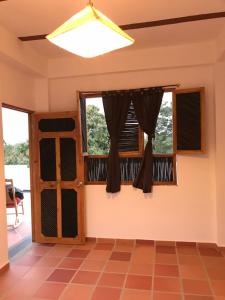 帕洛米诺Donama River的一间设有吊灯和两个窗户的客房